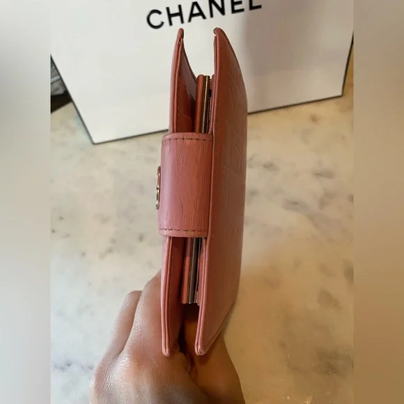 Chanel embossed leather wallet - Picture 4 of 9